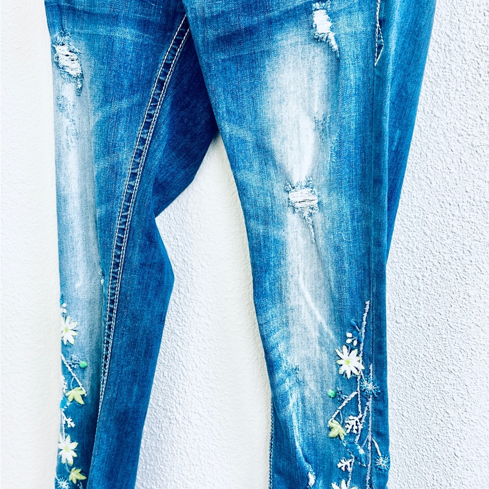 Grace Floral Embroidered Blue Jeans, super super cute! Size 8